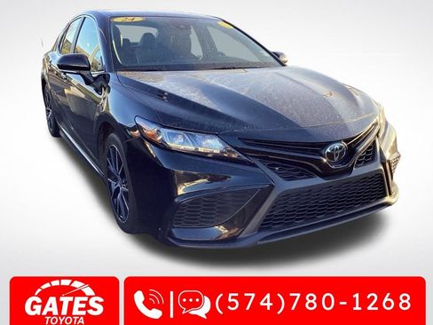 Used 2024 Toyota Camry SE image 1