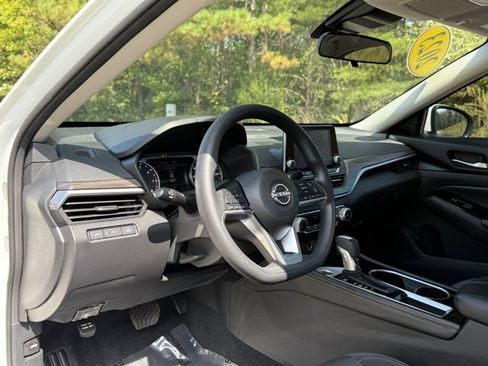 Used 2023 Nissan Altima 2.5 SV image 14