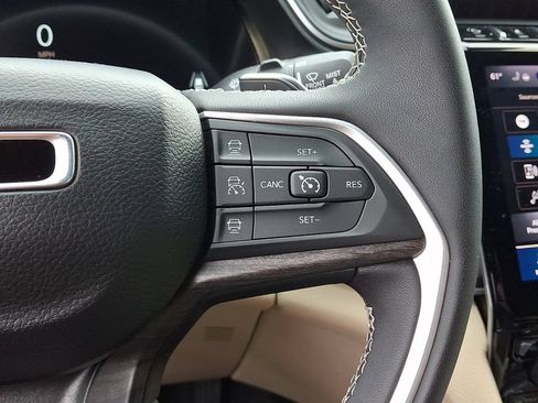 Used 2023 Jeep Grand Cherokee Limited AWD/4WD image 24