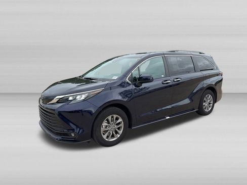 Used 2025 Toyota Sienna XLE FWD image 9