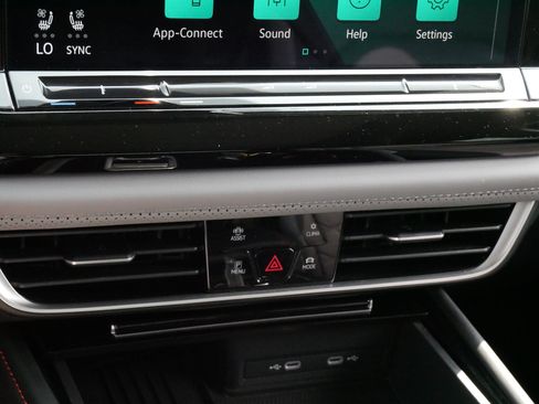 Certified 2025 Volkswagen Atlas Peak Edition SE AWD/4WD image 23
