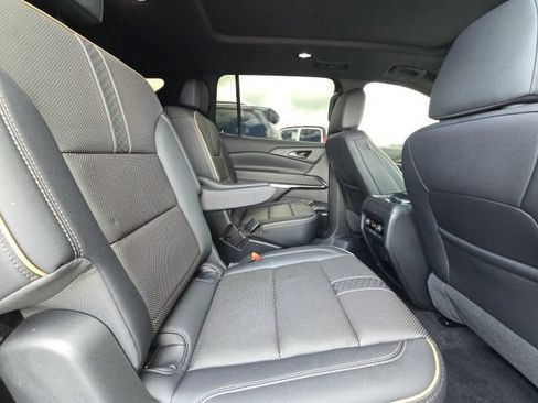 Used 2025 Chevrolet Traverse High Country FWD image 16