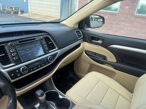 Used 2017 Toyota Highlander XLE AWD/4WD image 10
