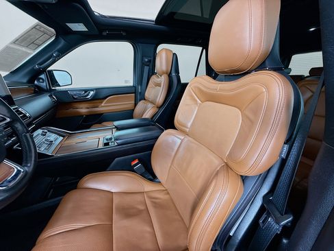 Used 2019 Lincoln Navigator Reserve image 11