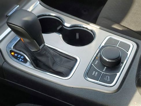 Used 2018 Jeep Grand Cherokee Laredo AWD/4WD image 19