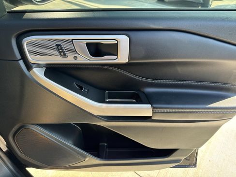Used 2024 Ford Explorer Limited image 18