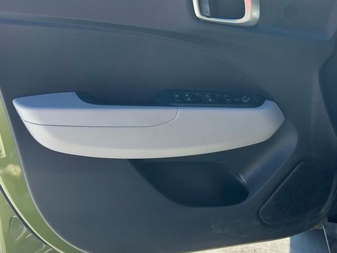 Used 2023 Hyundai Venue SEL image 6