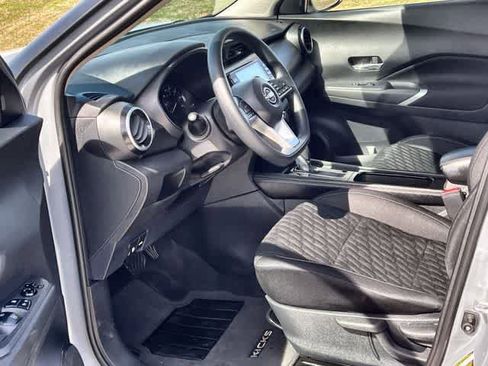 Used 2022 Nissan Kicks SV image 3