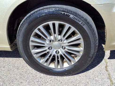 Used 2011 Chrysler Town & Country Limited image 8