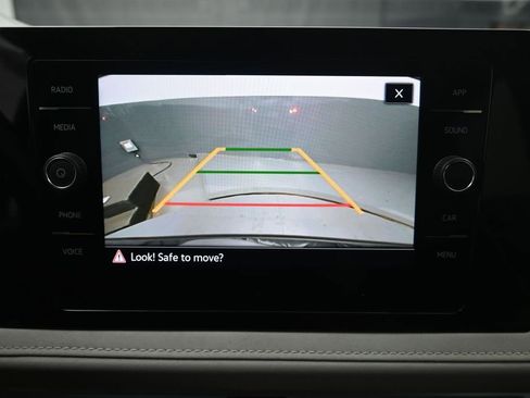 Used 2025 Volkswagen Taos SE FWD image 12