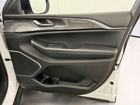 Used 2023 Jeep Grand Cherokee Altitude image 34