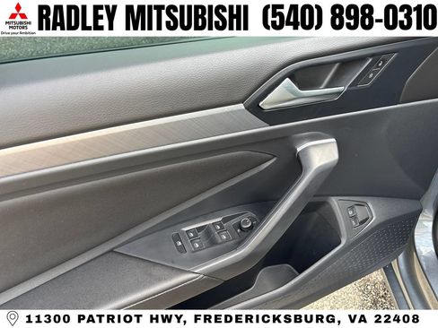 Used 2024 Volkswagen Jetta SE FWD image 5