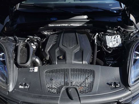 Used 2025 Porsche Macan image 28