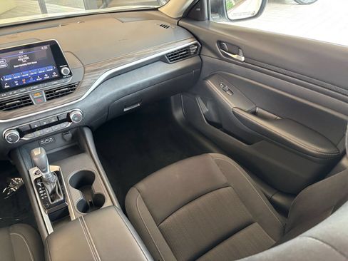 Used 2025 Nissan Altima 2.5 SV FWD image 35