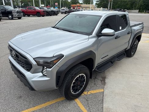 Used 2024 Toyota Tacoma SR5 AWD/4WD image 10