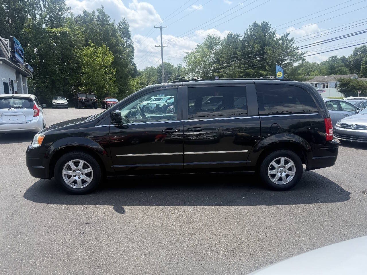 Used 2010 Chrysler Town & Country Touring Plus FWD image 6