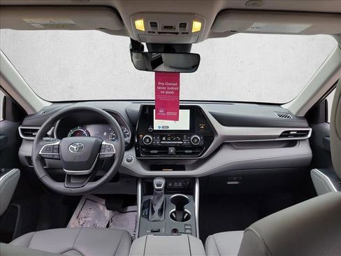 Used 2024 Toyota Highlander XLE FWD image 19