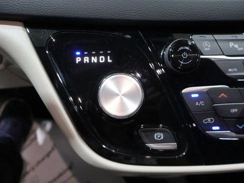 Used 2024 Chrysler Pacifica Touring-L FWD image 33