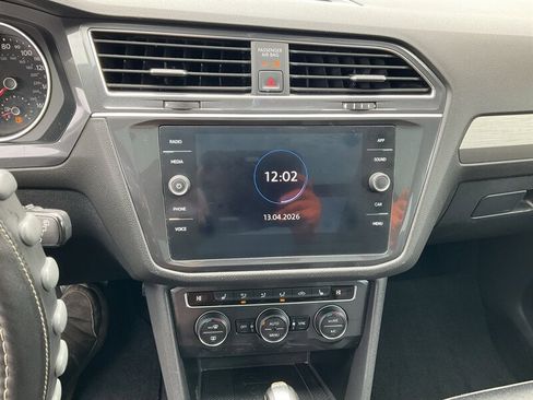 Used 2020 Volkswagen Tiguan SE w/ Panoramic Sunroof Package image 29