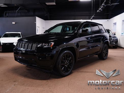 Used 2019 Jeep Grand Cherokee Altitude RWD image 3