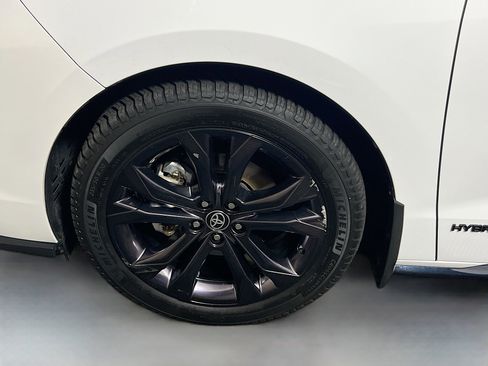 Used 2021 Toyota Sienna XSE FWD image 13