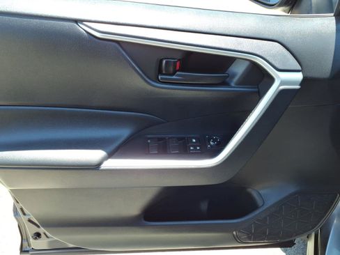 Used 2021 Toyota RAV4 LE FWD image 11