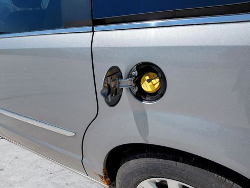 Used 2015 Chrysler Town & Country Touring FWD image 23