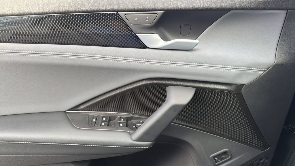 New 2026 Volkswagen Tiguan SE R-Line FWD image 20