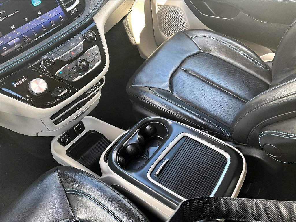 Used 2021 Chrysler Pacifica Touring-L w/ Uconnect Theater Family Group FWD image 22