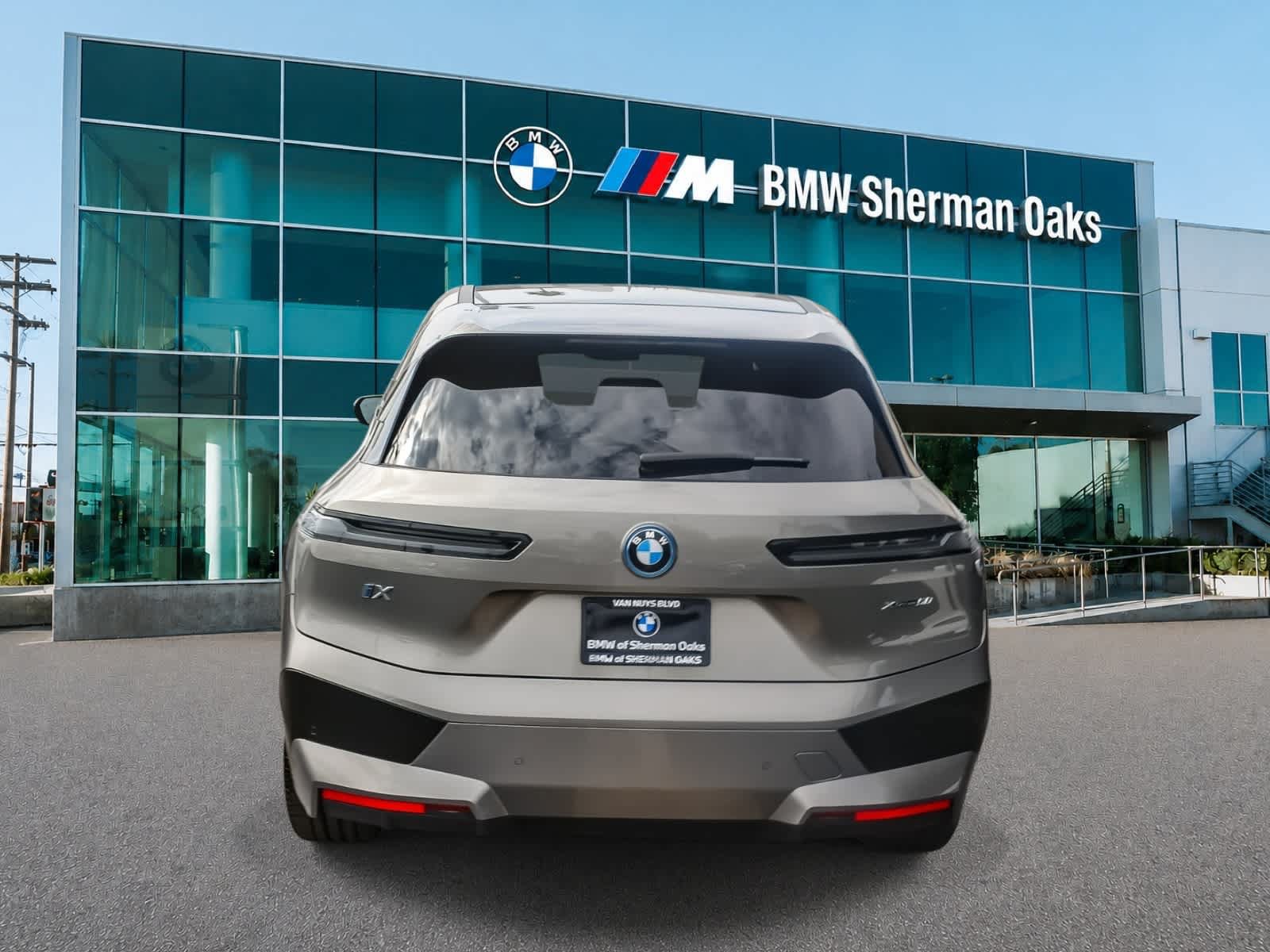 Used 2024 BMW iX xDrive50 w/ Sport Package AWD/4WD image 5