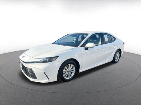 Used 2025 Toyota Camry LE image 4