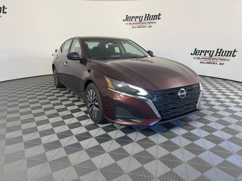 Used 2024 Nissan Altima 2.5 SV image 7