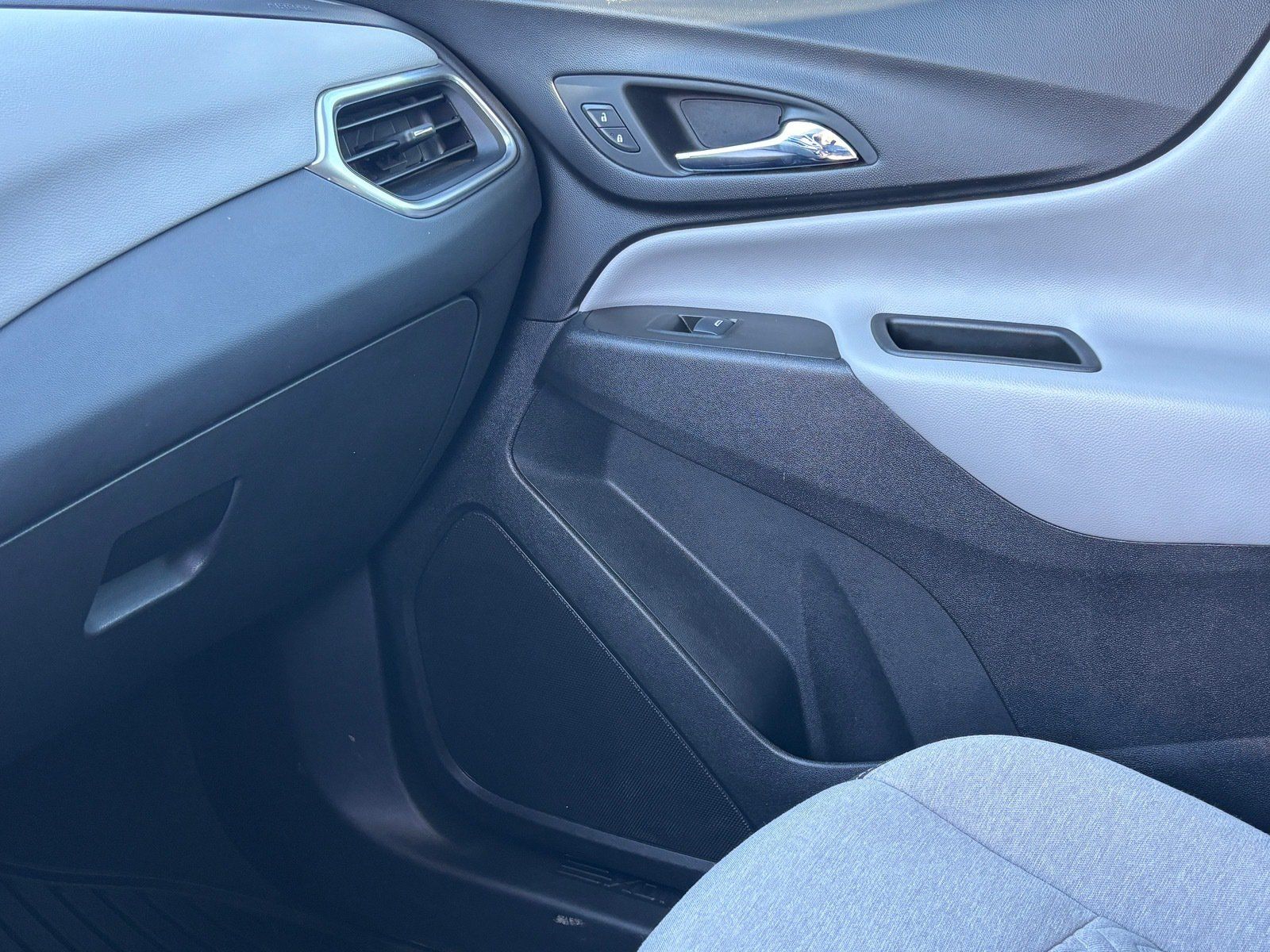Used 2024 Chevrolet Equinox LS w/ Driver Confidence II Package FWD image 19