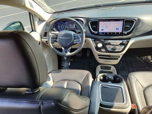 Used 2024 Chrysler Pacifica Touring-L FWD image 16