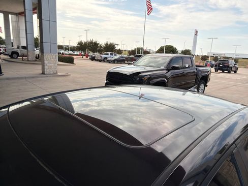 Used 2020 Toyota Corolla SE w/ SE Premium Package FWD image 5