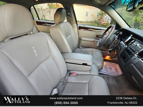 Used 2009 Lincoln Town Car Signature Limited image 39