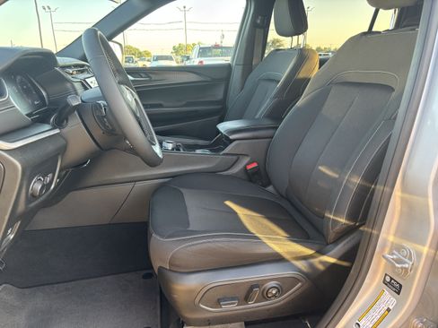 Used 2025 Jeep Grand Cherokee L Laredo RWD image 9