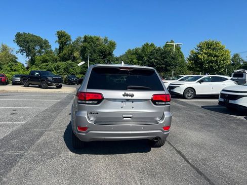 Used 2019 Jeep Grand Cherokee Altitude AWD/4WD image 12