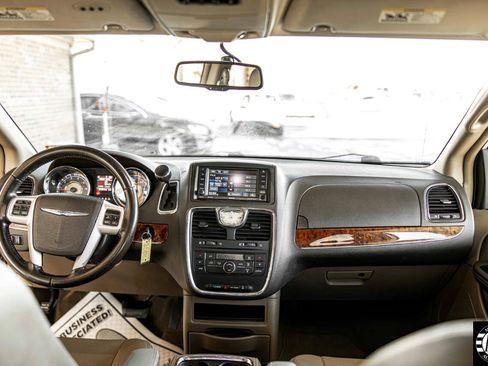 Used 2015 Chrysler Town & Country Touring image 32