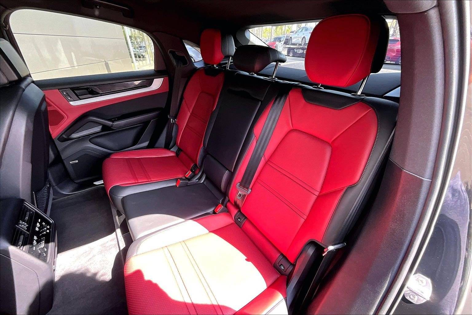 Certified 2025 Porsche Cayenne E-Hybrid Coupe w/ Premium Package Plus AWD/4WD image 26