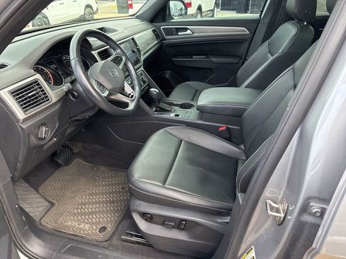 Used 2020 Volkswagen Atlas Cross Sport SE image 2