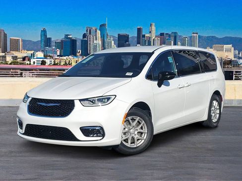 New 2026 Chrysler Pacifica Select image 2