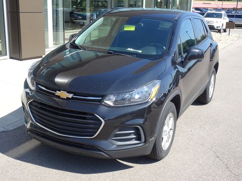 Used 2021 Chevrolet Trax LS w/ Tint and Cruise Package AWD/4WD image 8