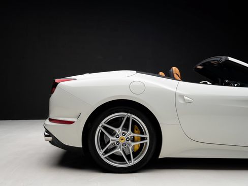 Used 2015 Ferrari California T RWD image 39