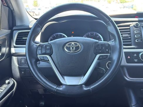 Used 2019 Toyota Highlander XLE FWD image 21