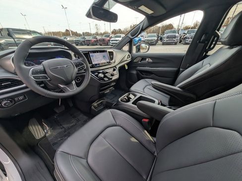 New 2026 Chrysler Pacifica Select image 2