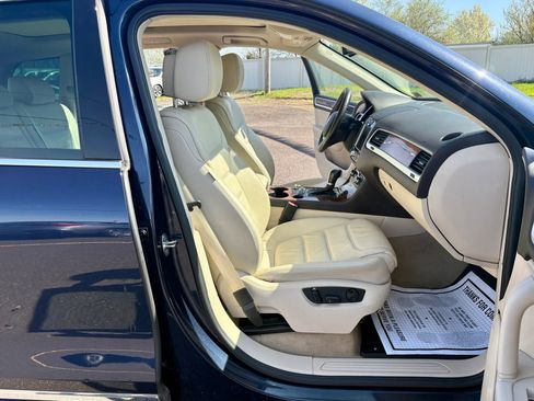 Used 2012 Volkswagen Touareg TDI image 29