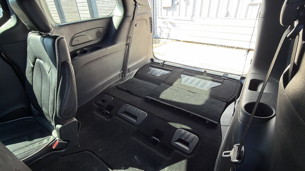 Used 2026 Chrysler Pacifica Limited FWD image 25