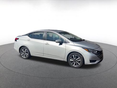 Used 2025 Nissan Versa SV image 2