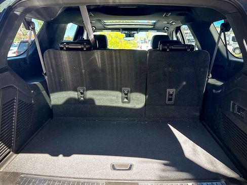 Used 2023 Chevrolet Suburban High Country image 10